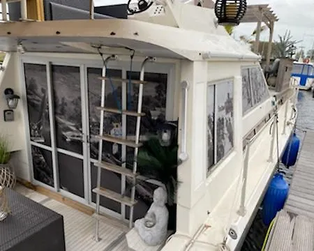 Magnifique Bateau Maison 船上ホテル *