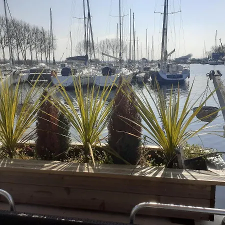 Magnifique Bateau Maison 船上ホテル *