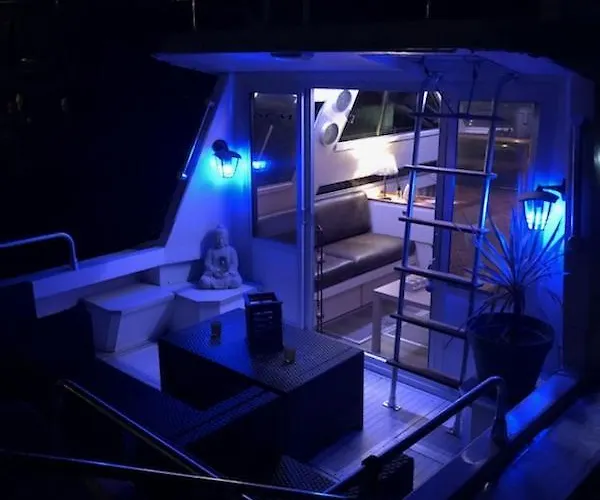 Magnifique Bateau Maison 船屋 乌伊斯特勒昂