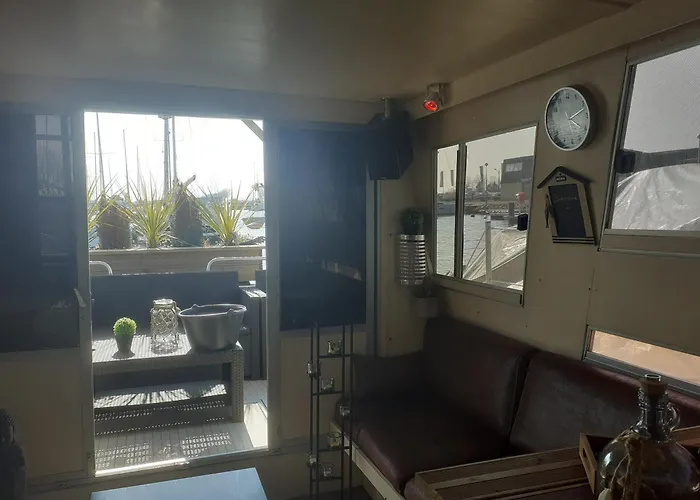 Magnifique Bateau Maison 船屋 乌伊斯特勒昂