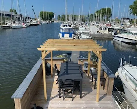 Botel Magnifique Bateau Maison *