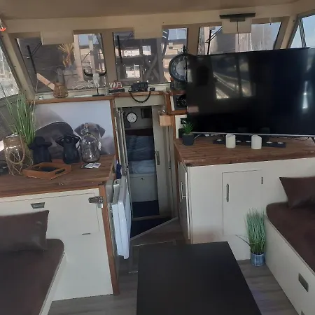 Magnifique Bateau Maison Botel Ouistreham